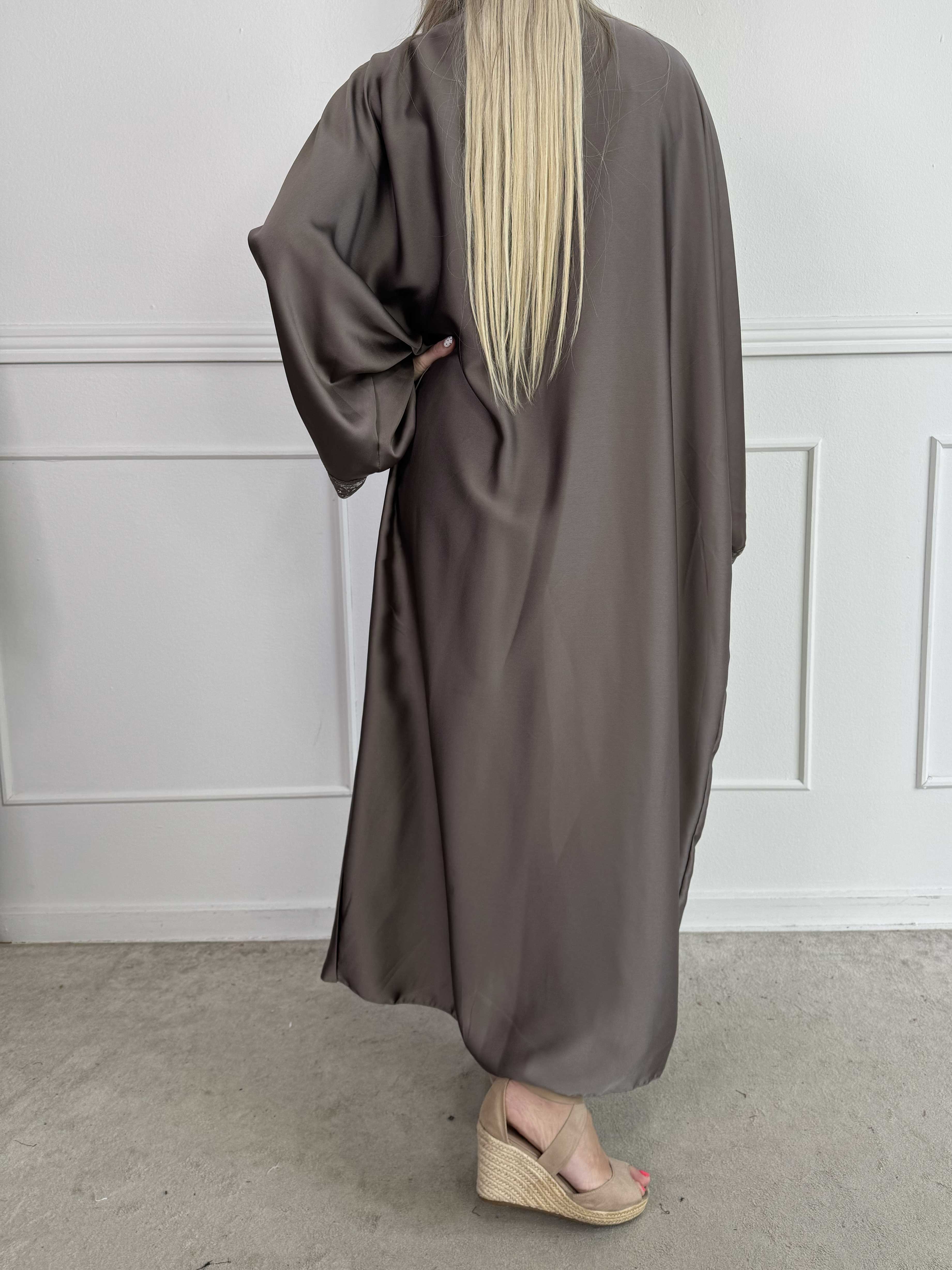 Deiene - Lang kimono i silkelook med elegant blondekant for et let og sofistikeret udtryk